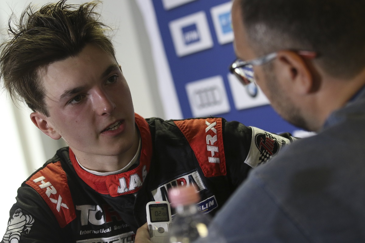 Tassi szerénykedik, pedig vezeti a TCR bajnokságát