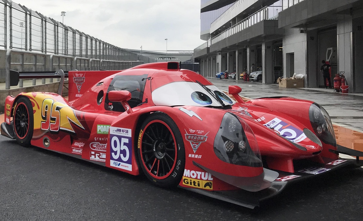 Villám McQueen életre kelt, és rajthoz áll!