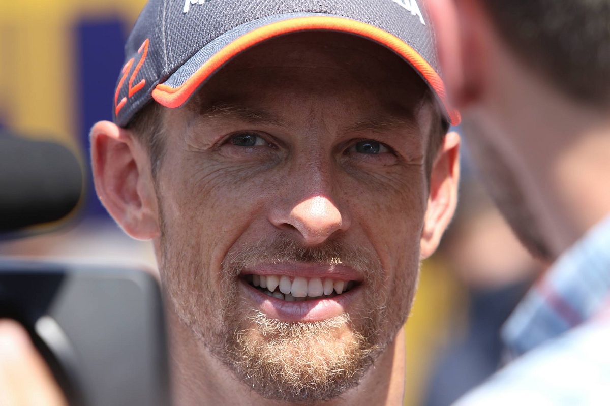 Jenson Button bajnoki karkötőt tervez