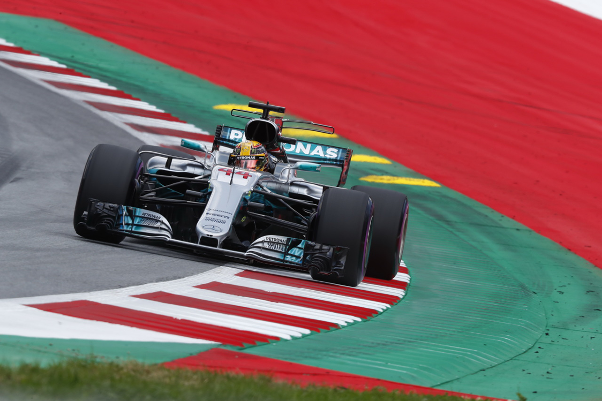 Hamilton 5 rajthelyes büntetést kapott