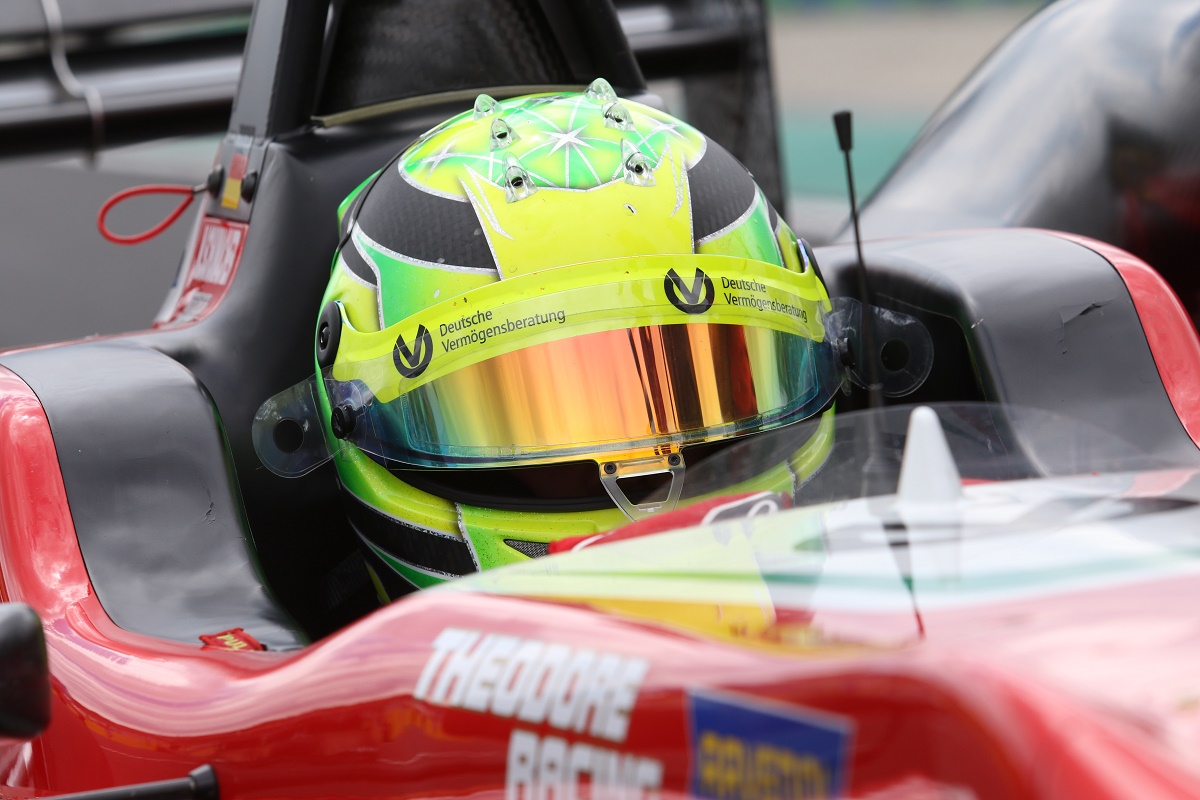 Mick Schumacher édesapja autóját vezeti majd