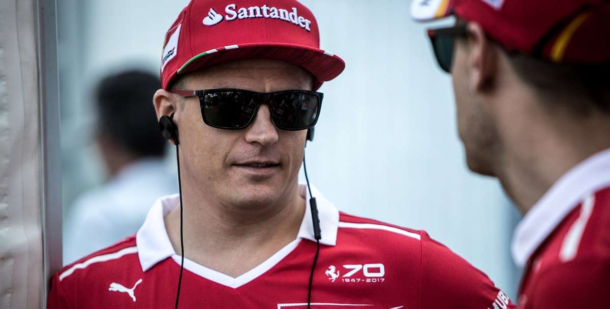 Itt a vigyorgó Räikkönen család