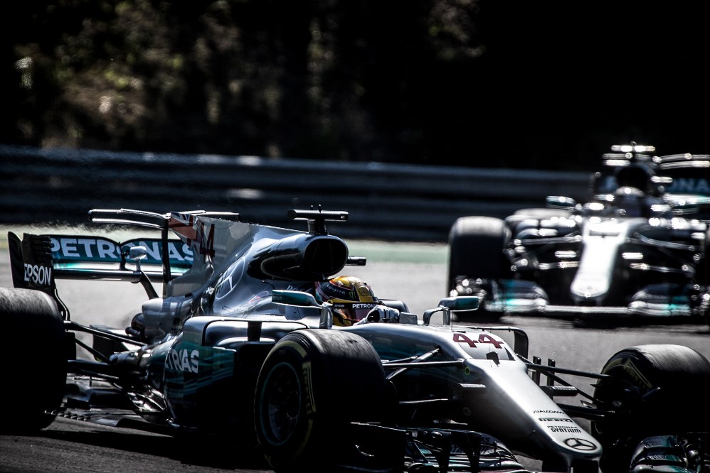 Horner: A Mercedesnek döntenie kell