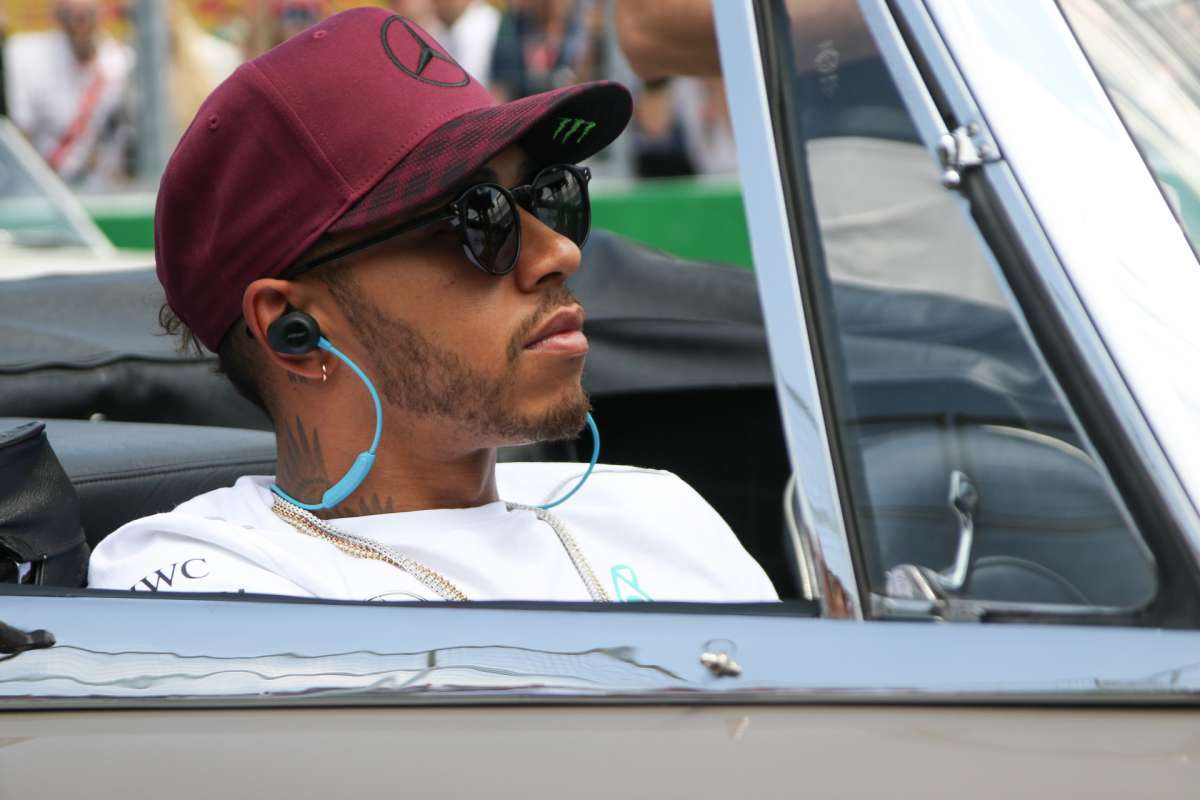 A Mercedes nem szól bele Hamilton magánéletébe