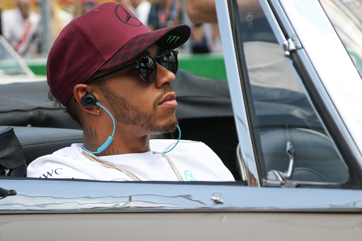 Hamilton az élmezőnyben akarja látni a McLarent és Alonsót is