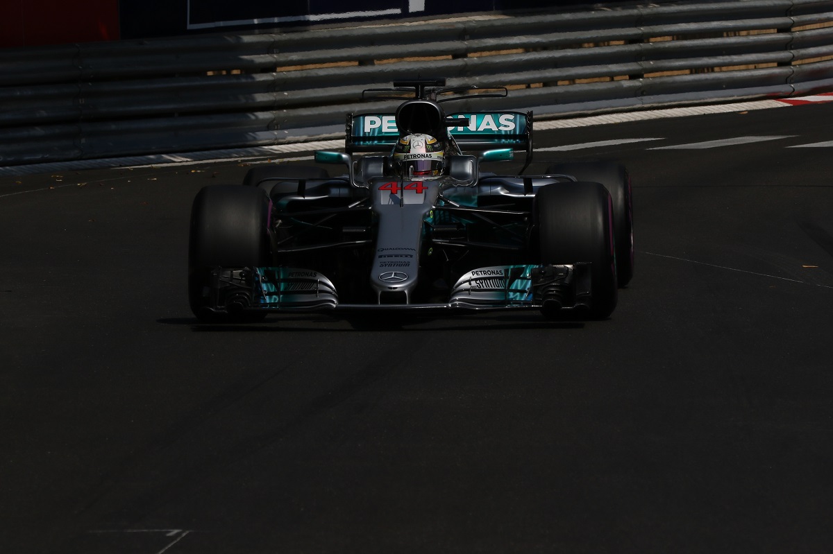 Hamilton a Red Bulltól tart, a McLarent visszavárja az élre