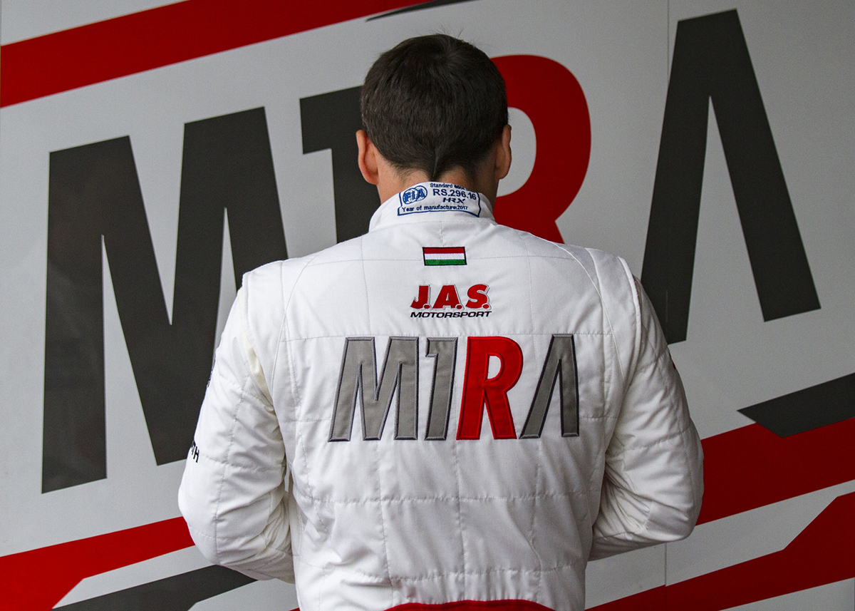 Michelisz Mira György Anett kezében fényképezkedik