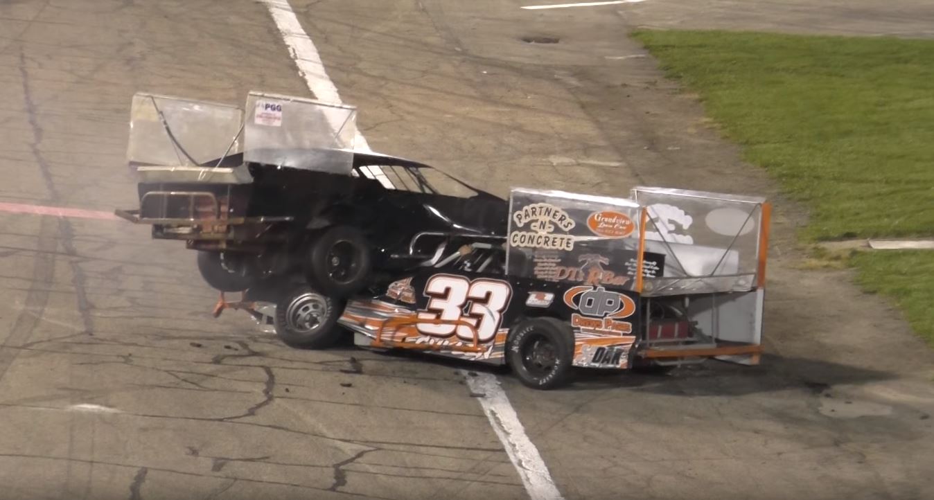 Bilincsben vitték el a versenyzőket a stock car versenyről