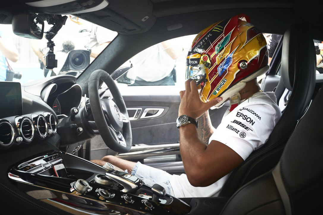 Hamilton nem spórol, ha utazásról van szó