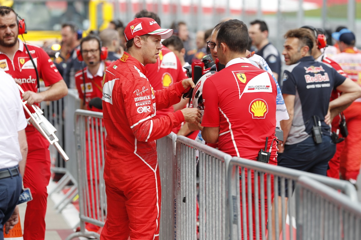 Vettelt túszul ejtette egy Renault-overallos