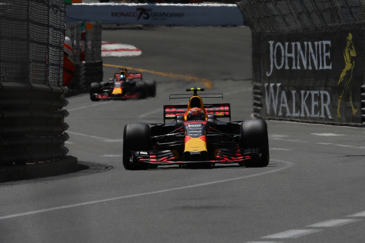 Horner szerint a Red Bull versenyzői komoly kihívói lesznek Hamiltonnak 2018-ban