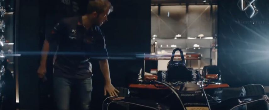 Birdre ráoltották a lámpát a plázában