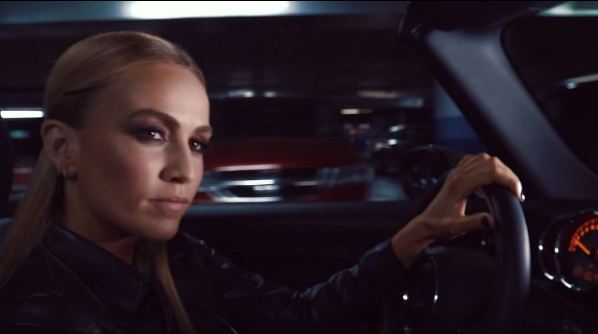 Sminkcuccot reklámoz a női versenyzőket képviselő Carmen Jorda