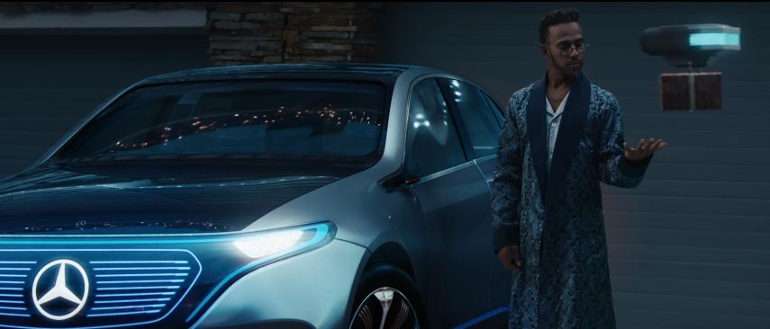 Az 53 éves Lewis Hamilton a Mercedes idei karácsonyi reklámjában