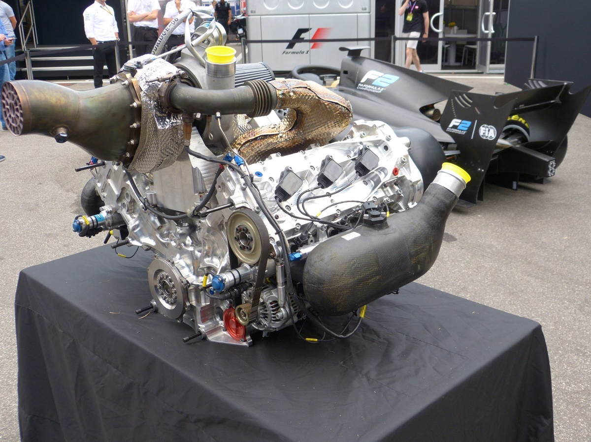 Hamilton szerint nem állapot, hogy az F2-es autók jobbak, mint az F1-esek