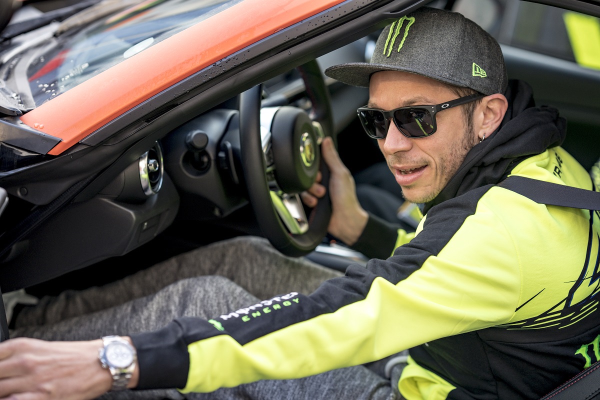 Rossi és Hamilton hamarosan versenygépet cserélhetnek