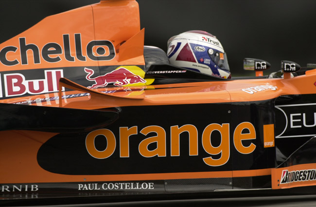 Napi retró: Amikor Gregor Bernadett Verstappen autójával pózolt