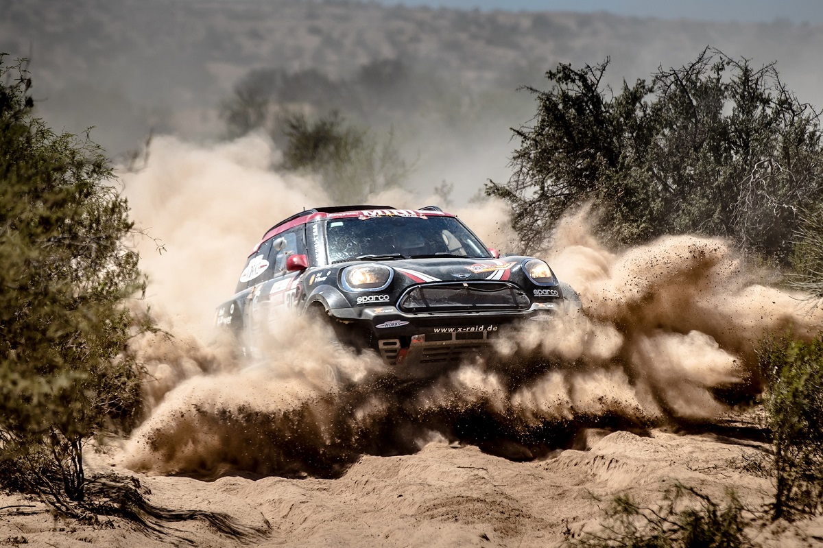 „Kiváló autókat építettünk” – négy MINI versenyautó gyűrte le a motorsport-történelem legkeményebb Dakar Raliját