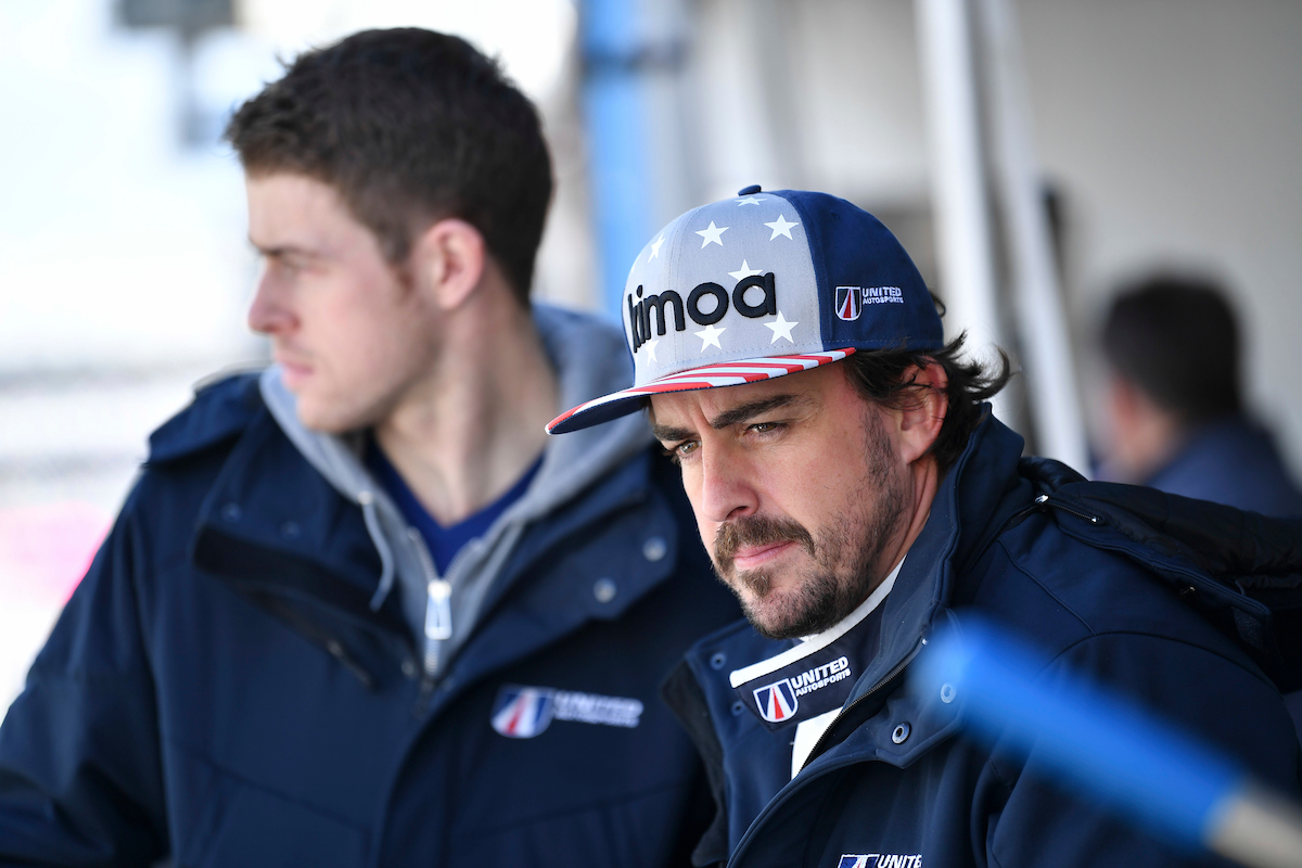 Így gokartozik Fernando Alonso, esőben!