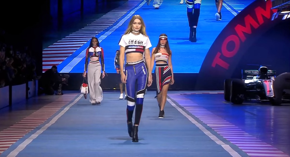 Hamilton modell barátai „F1-es” Tommy Hilfiger kollekciót mutattak be