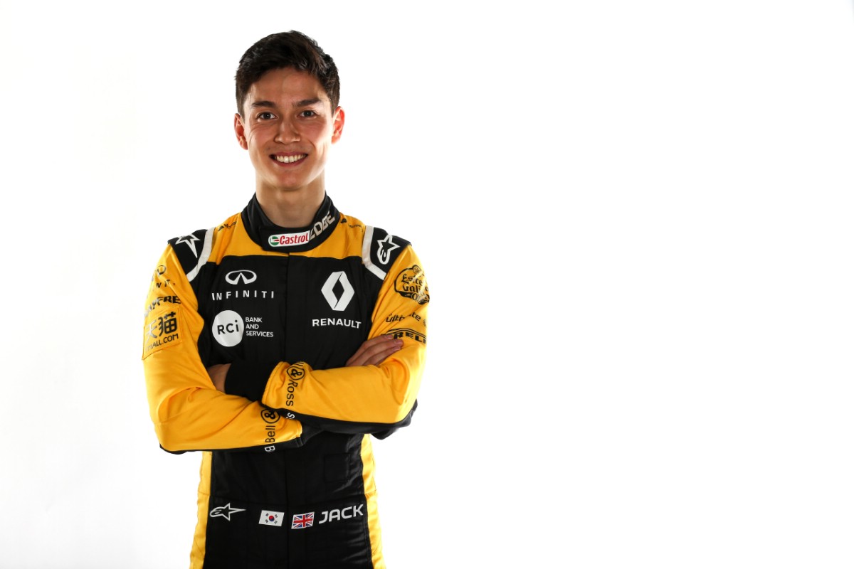 Jack Aitken nyerte a biztonsági autós fázisokkal tarkított főversenyt Bakuban