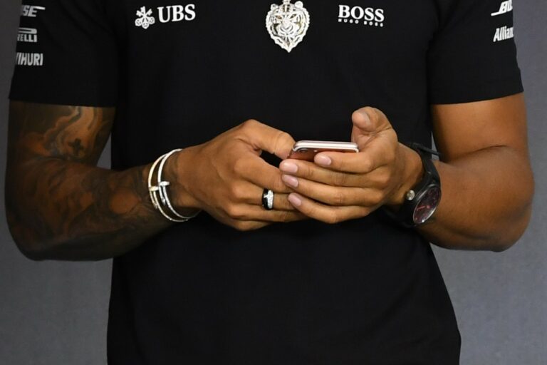 Lewis Hamilton phone, mobil, telefon, snapchat