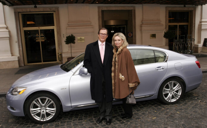 Lexus GS, James Bond, Roger Moore