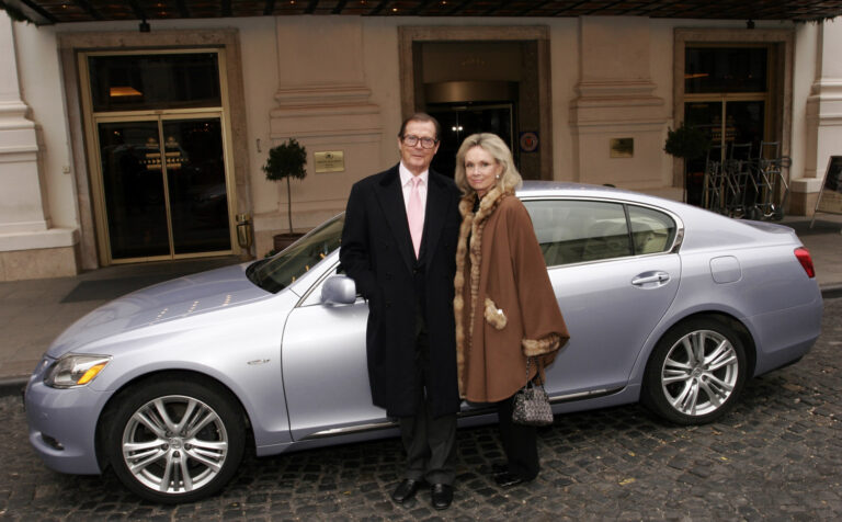 Lexus GS, James Bond, Roger Moore