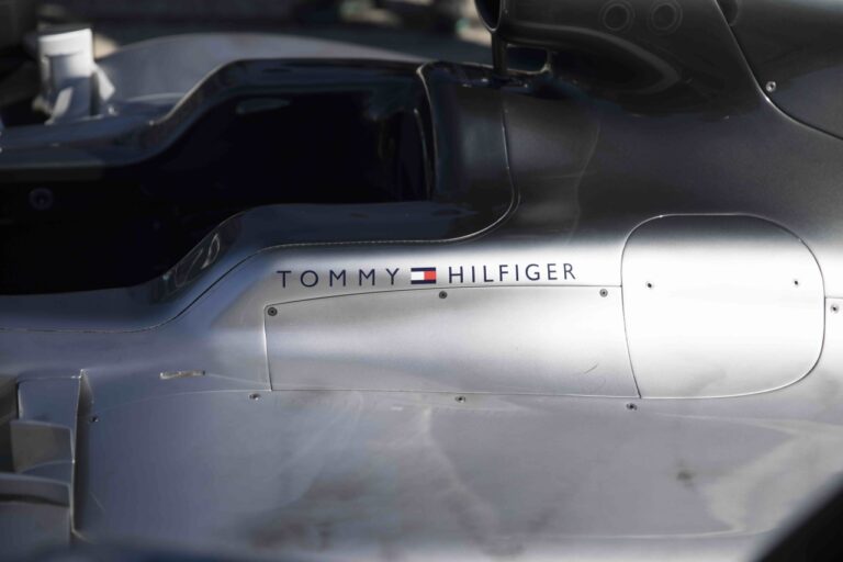 mercedes, tommy hilfiger