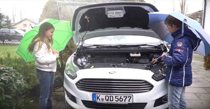 A Ford és egy okos testvérpár zöld megoldása a szélvédő tisztítására: újrahasznosított esővíz