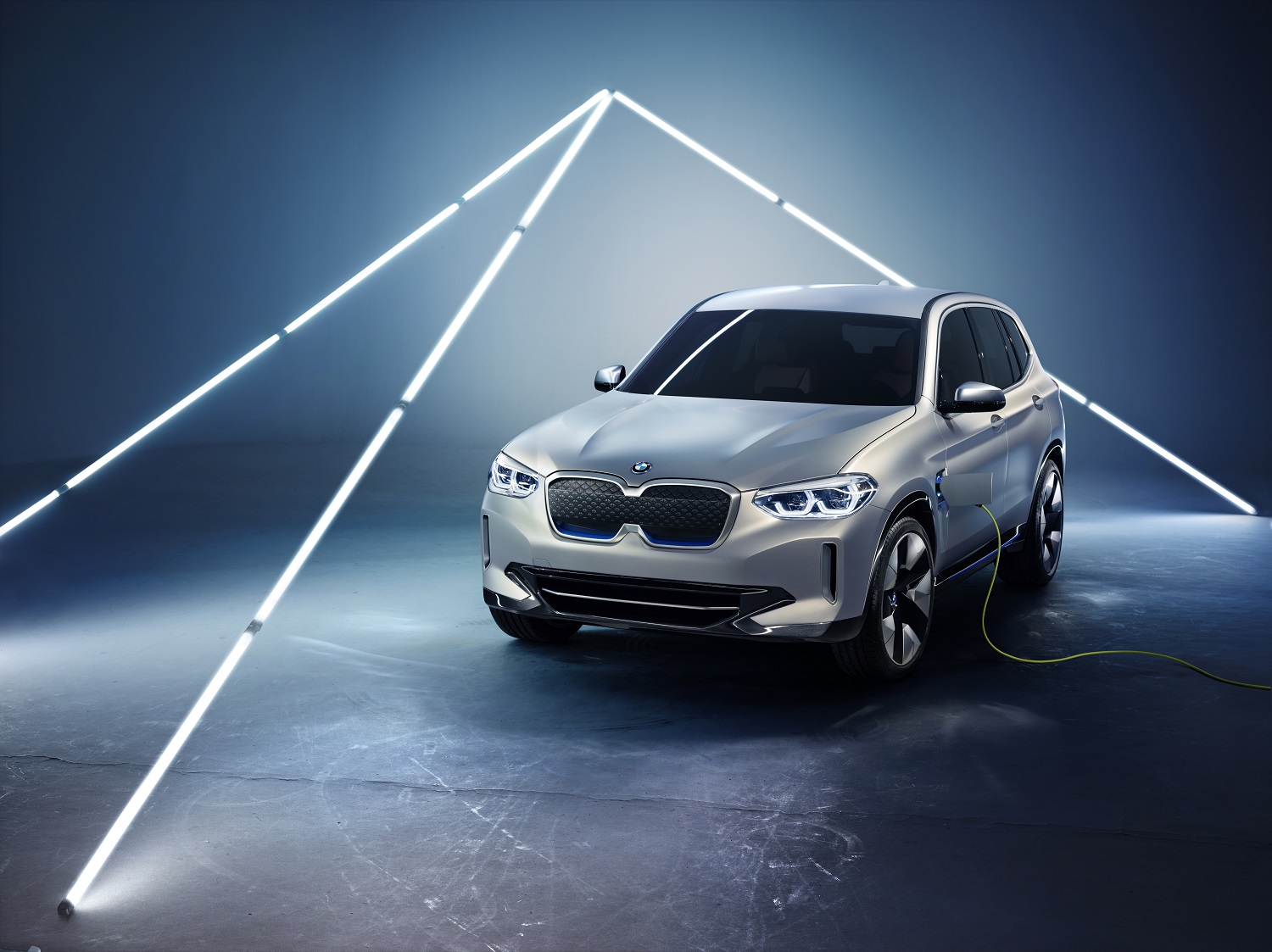 A BMW márka első tisztán elektromos hajtású modellje: megérkezett a BMW Concept iX3 tanulmányautó