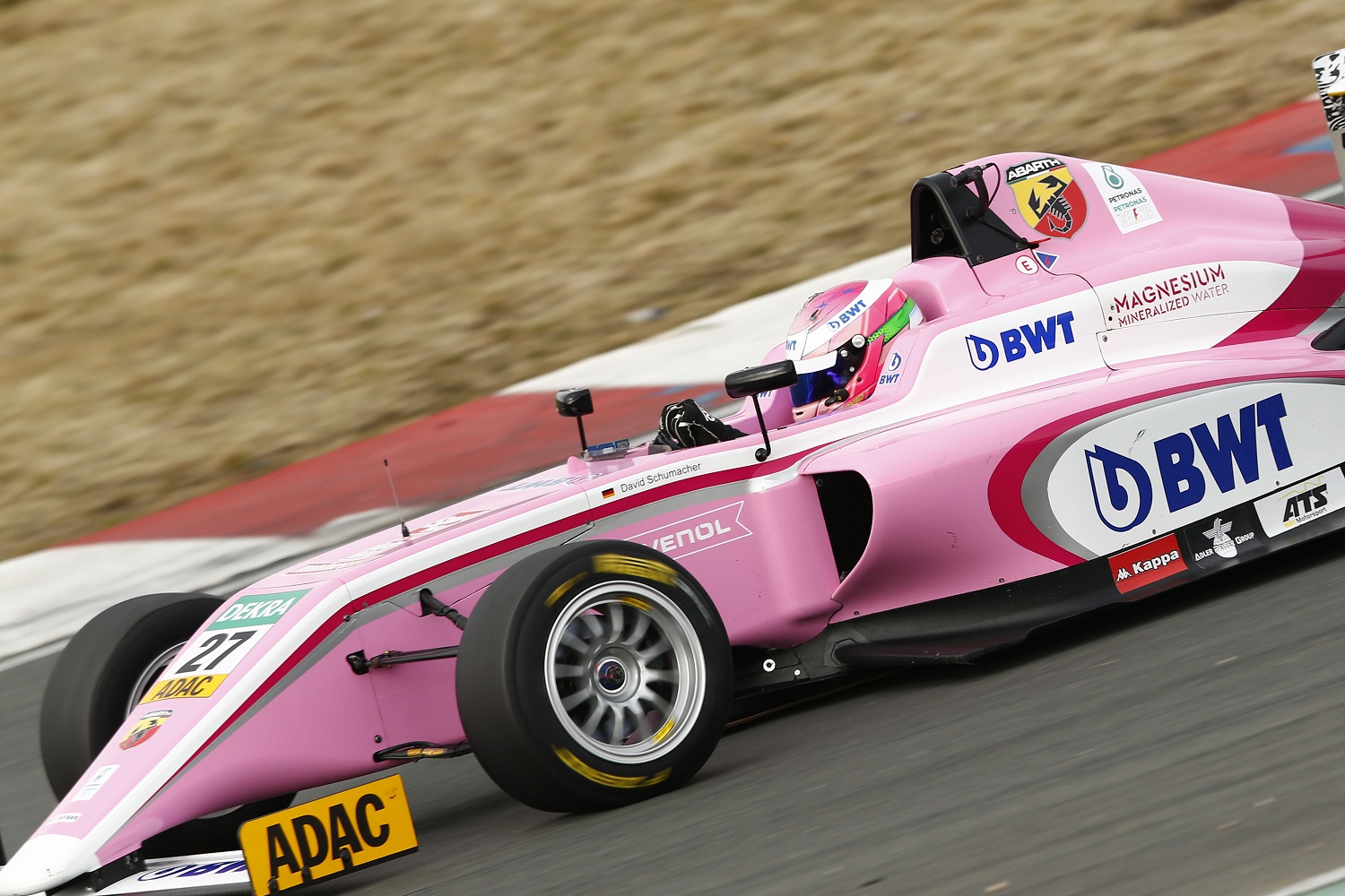 Ralf fenyegetésének eredményeként Cora Schumacher lemondott fiáról