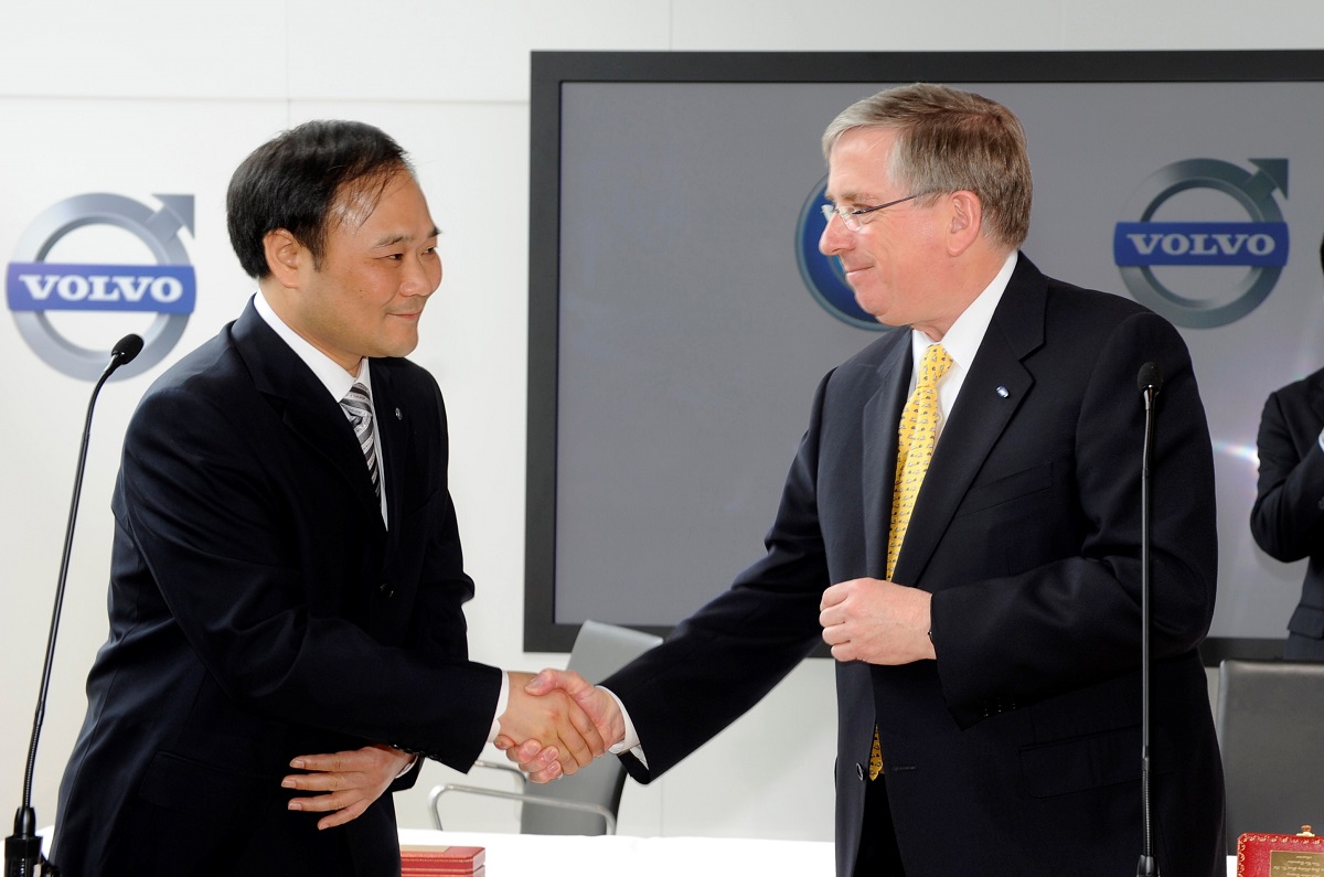 A Geely elnöke szerint az autógyárak vagy együttműködnek vagy összeolvadnak