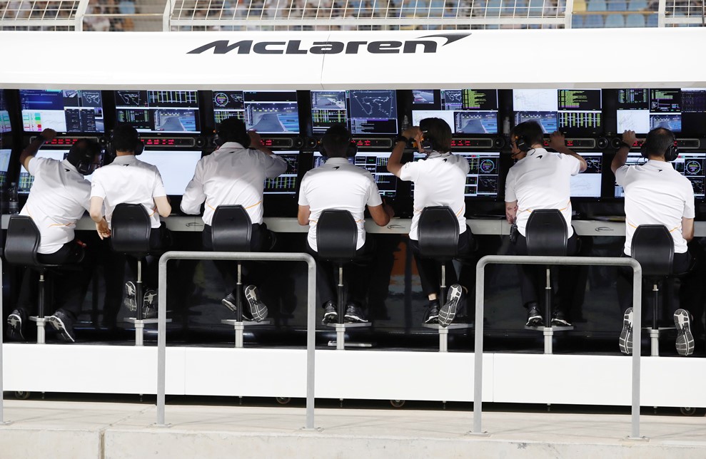 Sztrájkot terveznek a McLaren alkalmazottjai: Egy darab csokit kaptak csak bónuszként