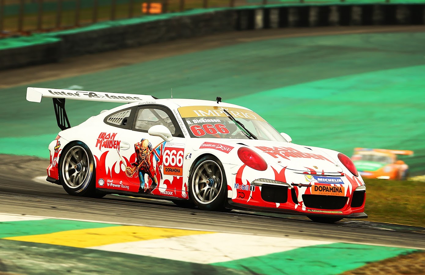 Az Iron Maiden frontembere versenyautóba ült, nem is akármilyenbe!