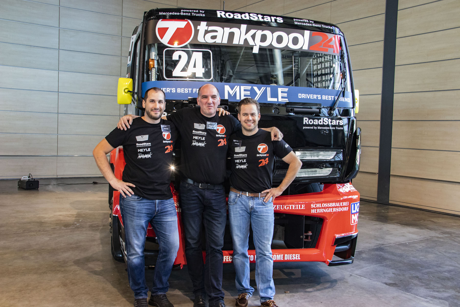 A Mercedes kamiongyárban leplezte le Kiss Norbi a Tankpool24 2018-as versenykamionját