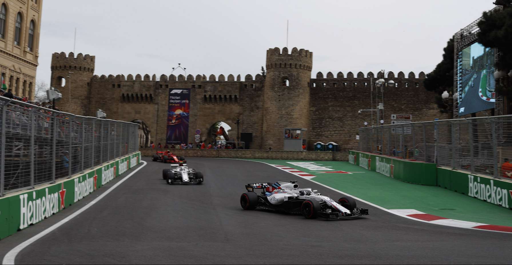 Stroll szerint piros zászlóval meg kellett volna szakítani a bakui versenyt