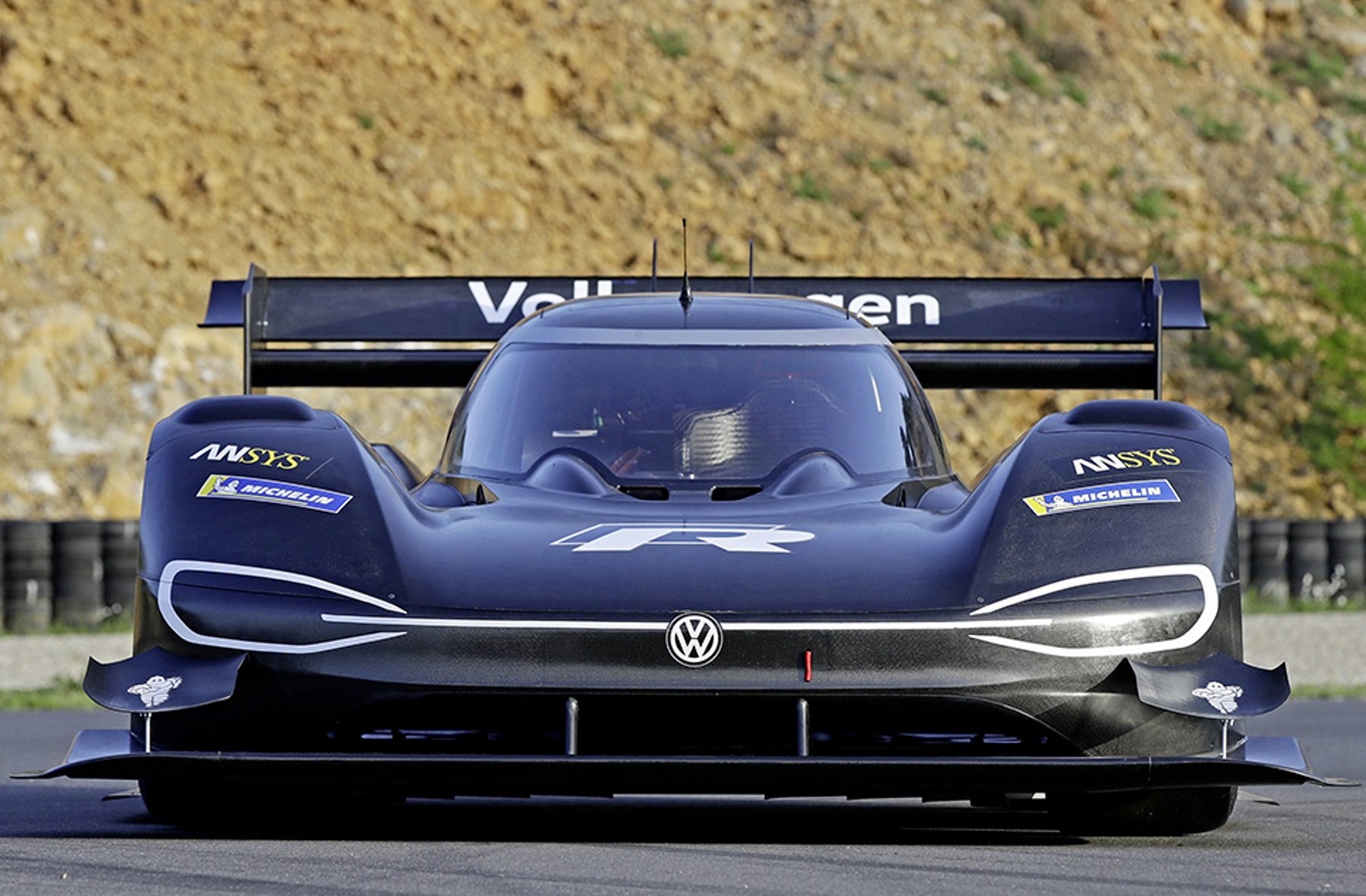 Minden gramm számít – Ultrakönnyű elektromos versenyautóval készül a Volkswagen a Pikes Peakre