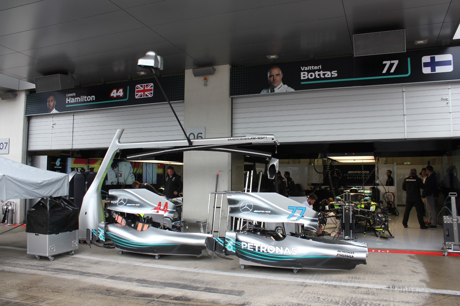 Fejlesztések a Mercedesen, Hamilton repes az örömtől