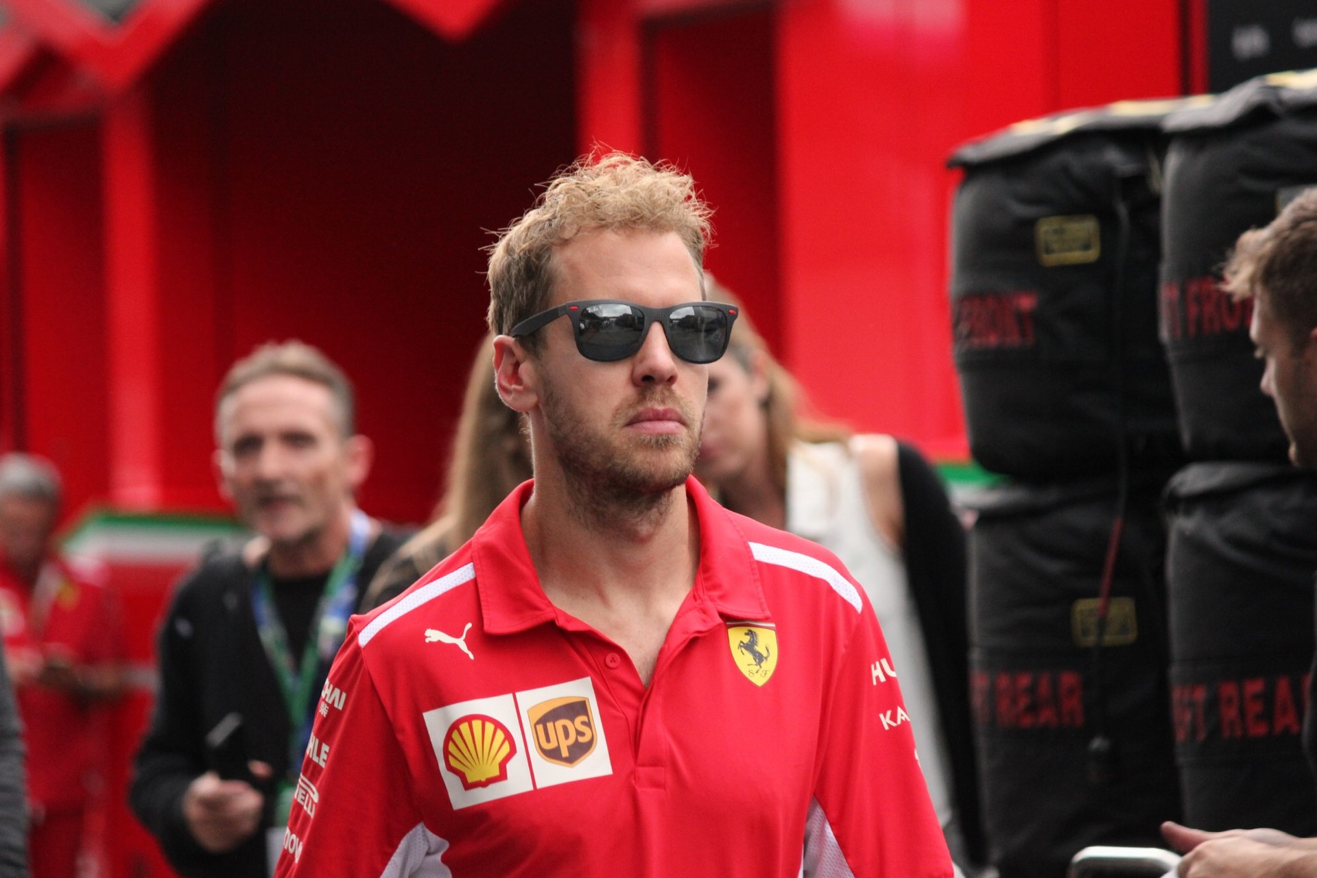 Vettelt megbüntették, Räikkönen indulhat a harmadik helyről