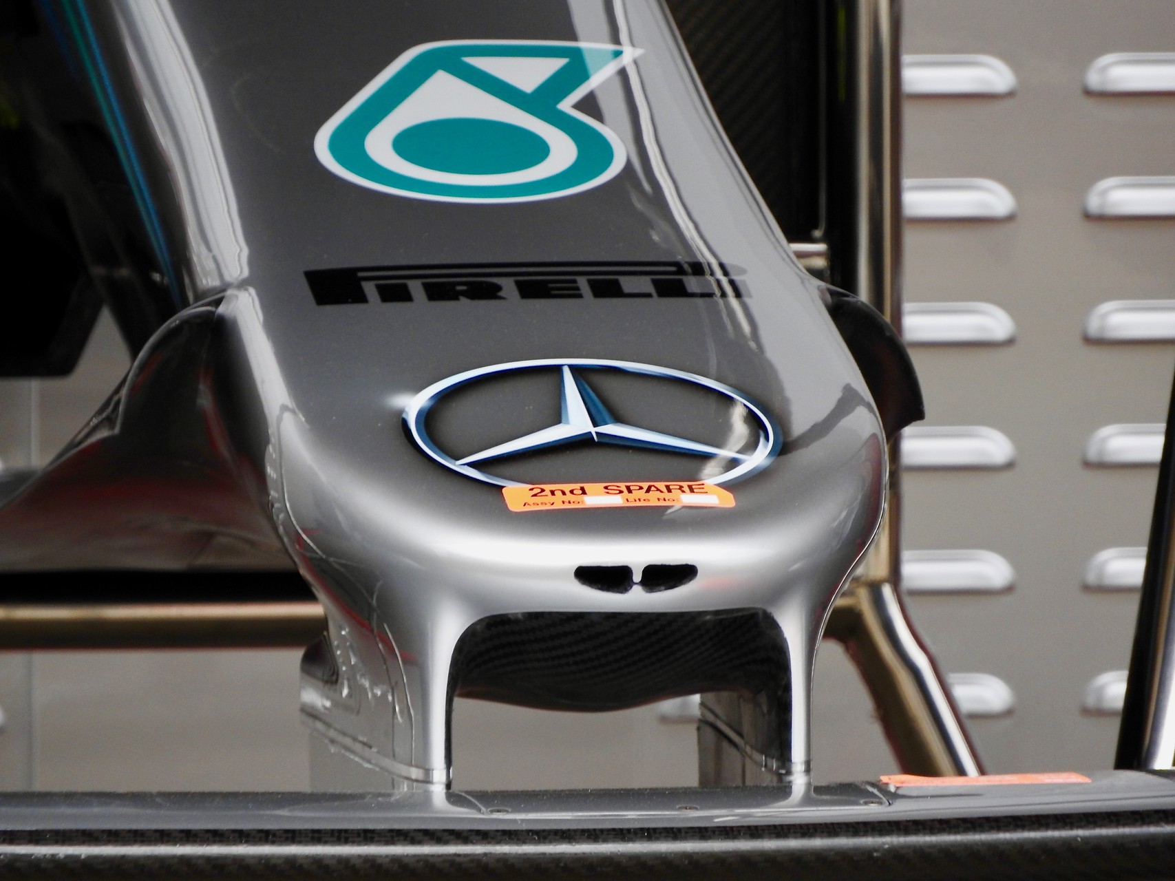 Eljegyzés a Mercedes garázsában!