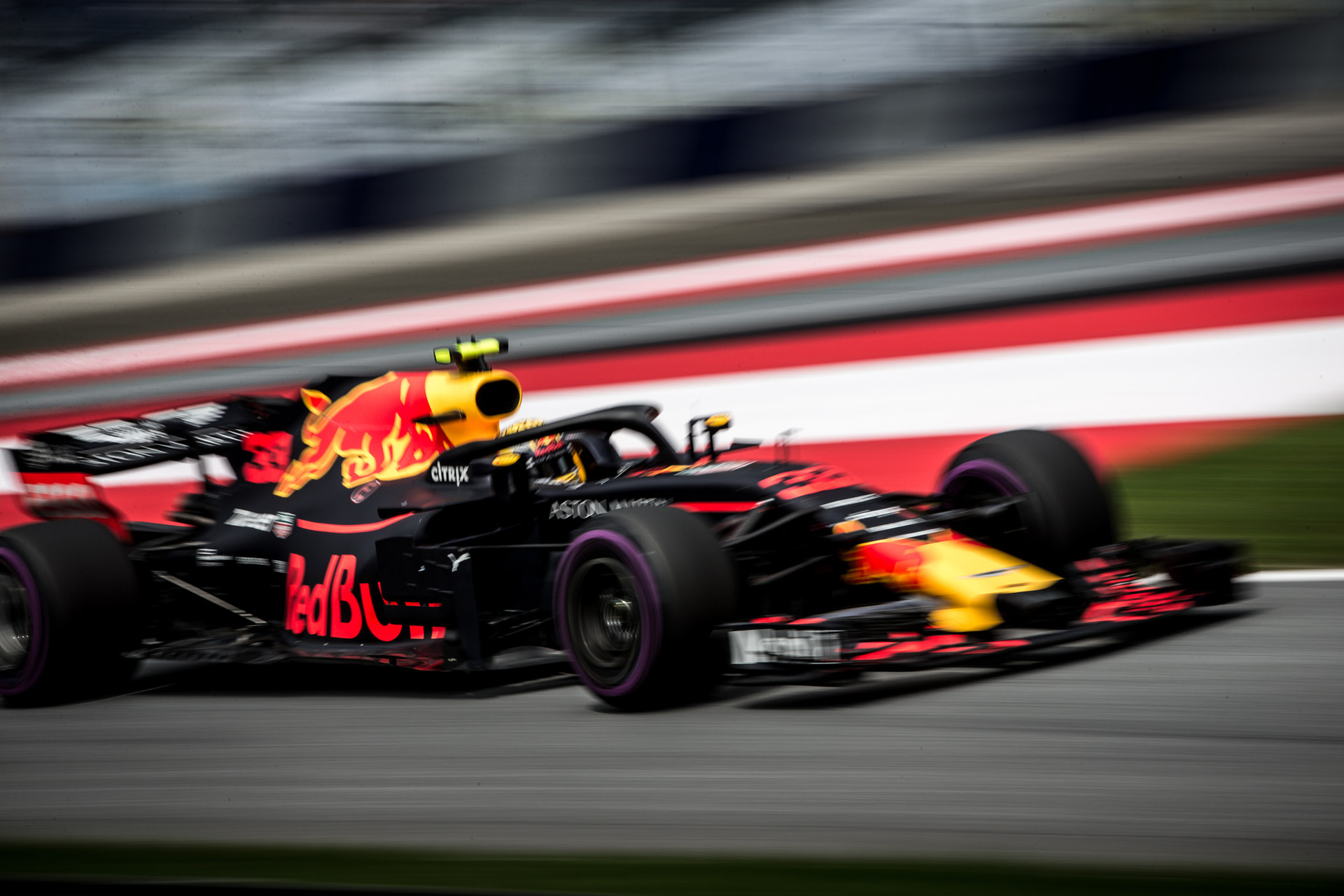 Verstappen győzött, Hamilton kiesett, Vettel az élen az összetettben