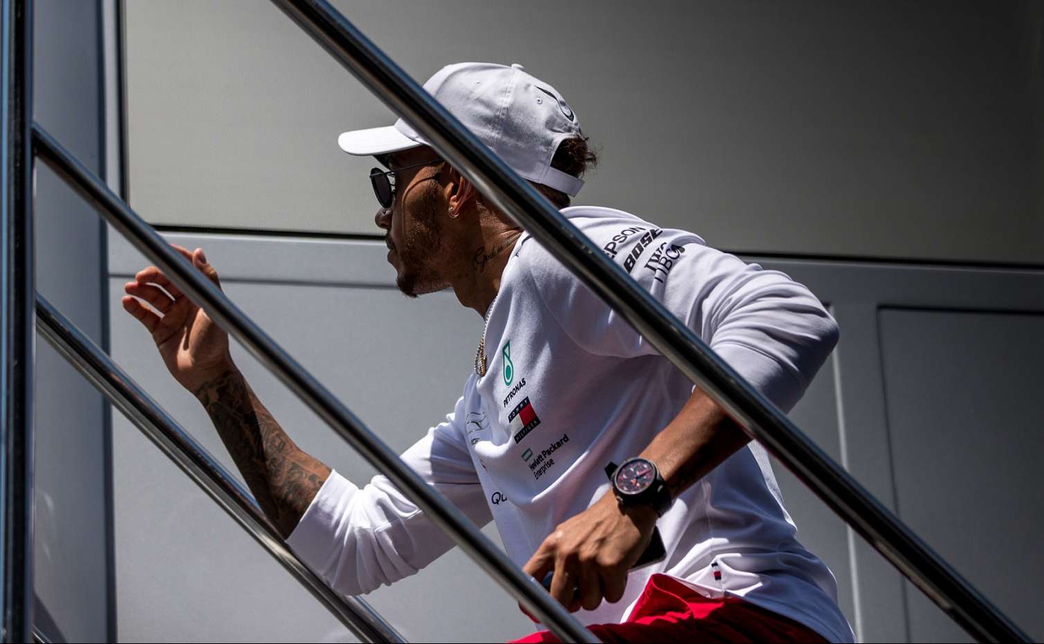 Hamilton kihagyja a csütörtöki napot Monzában