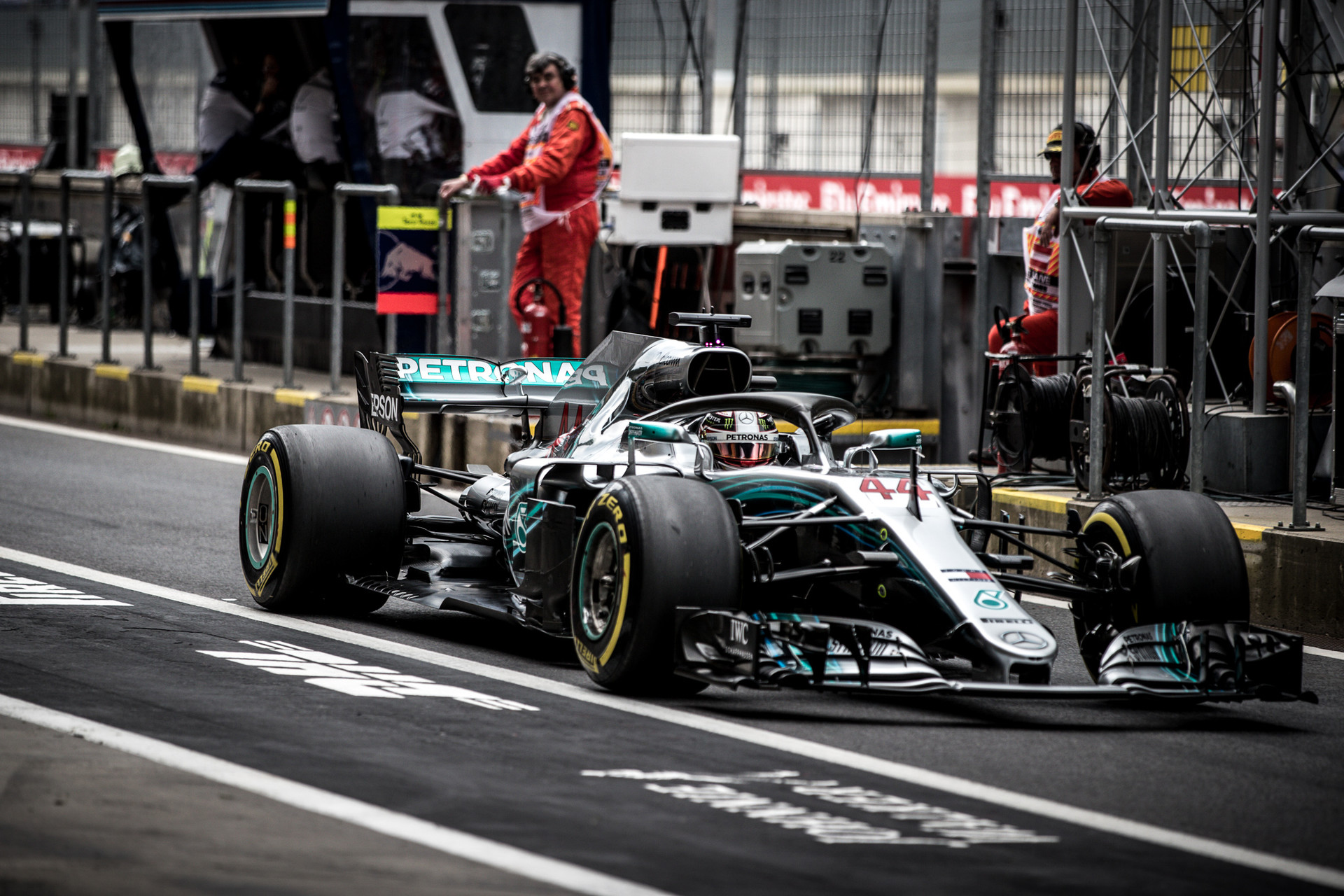 Brit Nagydíj – Mercedes-fölény az első szabadedzésen