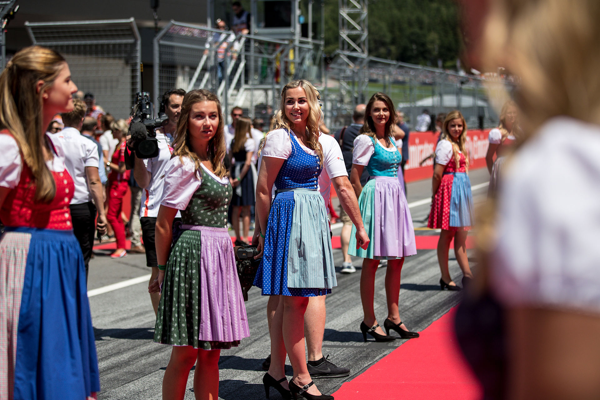 Az oroszok szembe mennek a grid girl „tilalommal”