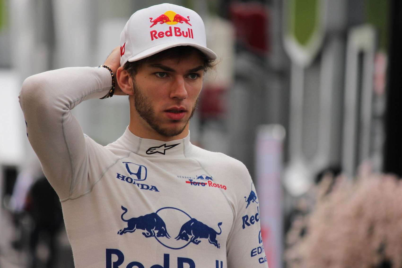 Sisakjával tiszteleg Gasly Hubert emléke előtt