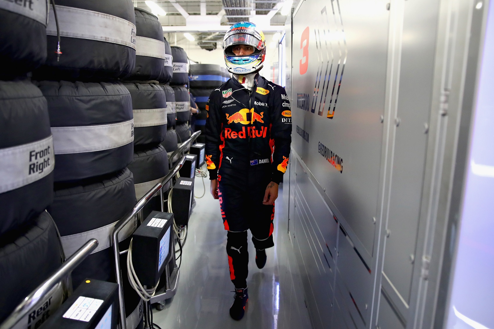 Ricciardo akkorát rúgott a falba, hogy Verstappen szobája is megsínylette