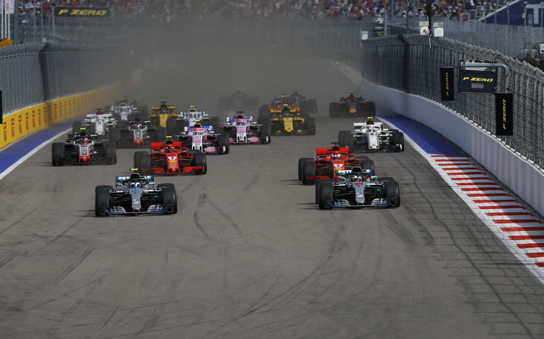 Hamilton fordított irányban versenyezne Szocsiban