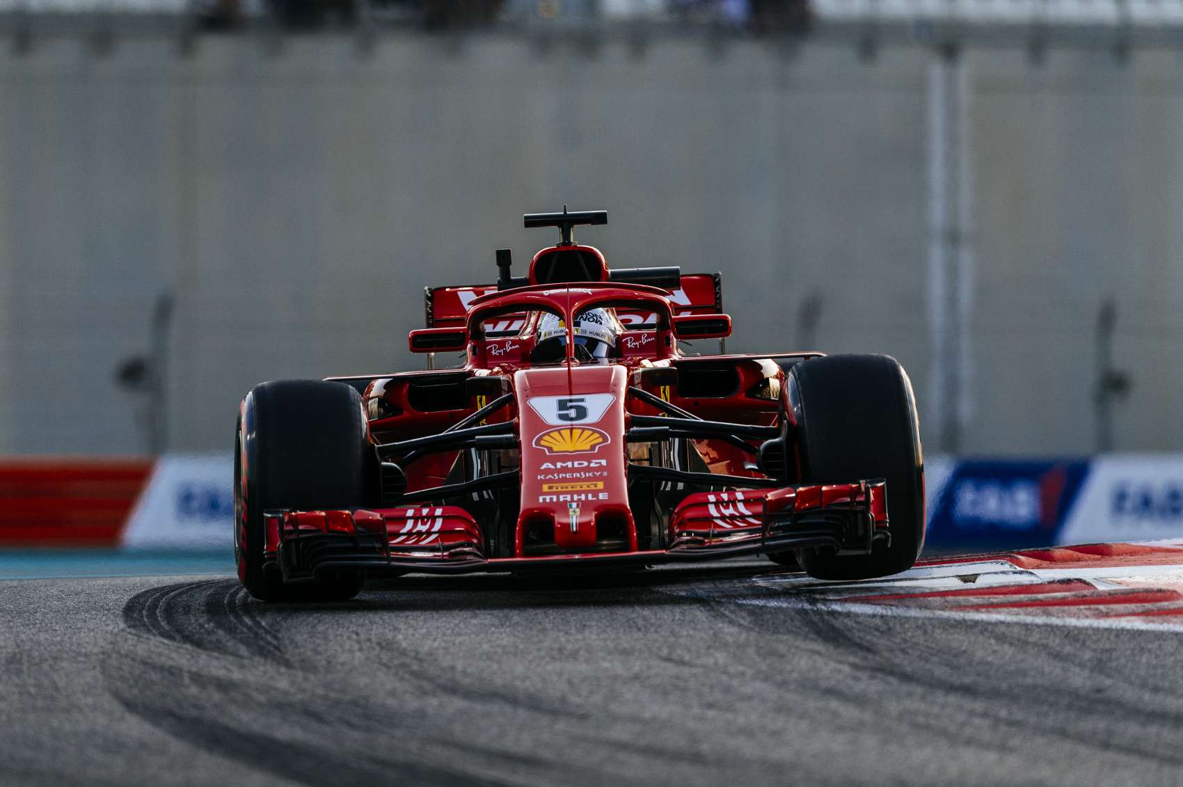 Vettel szerint a Ferrari még nem mutatta meg a foga fehérjét