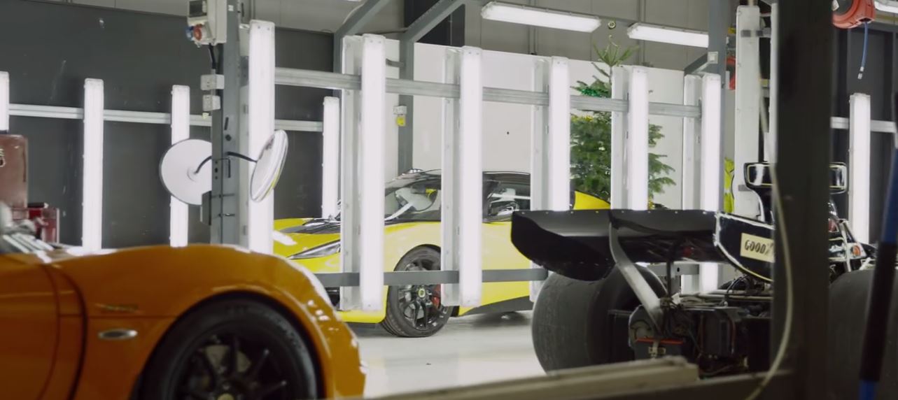 Gondoltad volna, hogy egy Lotusszal is lehet karácsonyfát szállítani?